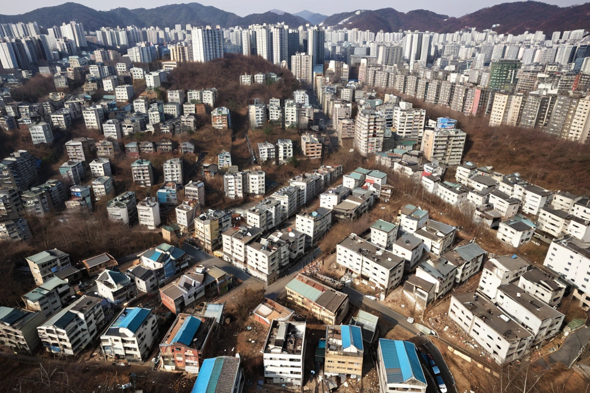 서대문구 주택 밀집 지역의 철거 작업 전 주변 상황. 철거 계획서와 소음 관리 계획서가 표시된 표지판이 설치된 주택가 거리, 주변 건물과의 거리감이 잘 드러난 도시 풍경.