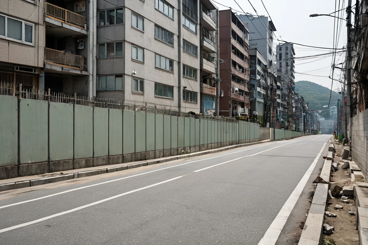 서울 도봉구 쌍문동 학원 철거 현장 주변의 조용한 도로와 주변 건물. 철거 작업 중인 장소 주변에 소음 차단용 방음막이 설치된 모습과 주민들이 편안하게 지나다니는 자연스러운 도시