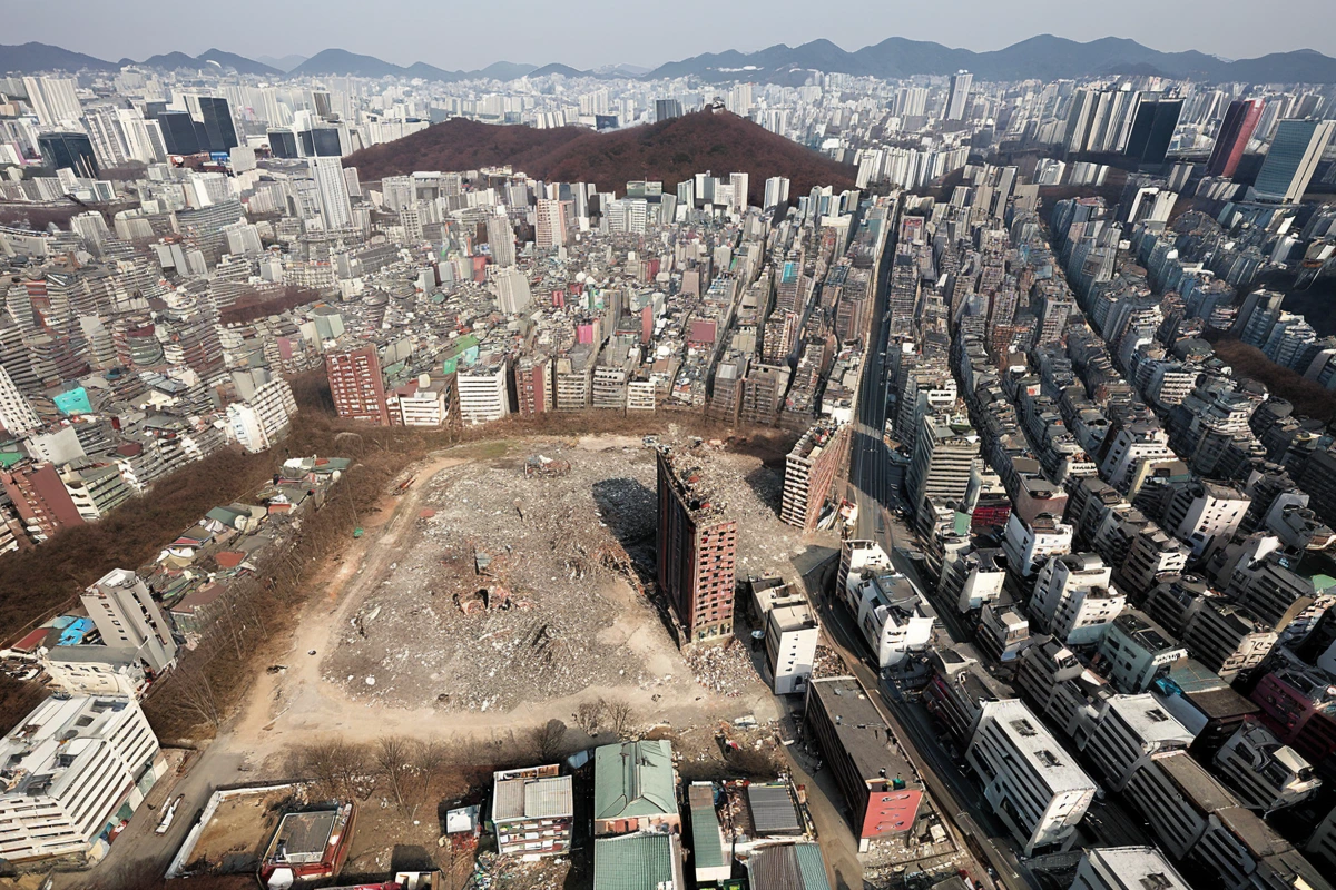 서울 방화동 지역의 철거 후 원상복구 과정에서 토지 표면이 평탄하게 정리된 모습. 토양이 고르게 깔려 있고, 주변에 철거된 건물의 잔해가 없어 원래 토지 상태로 복구된 모습이 드러
